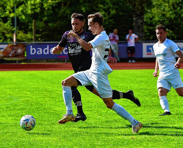 Kurioses Tor: Philipp Lehmann (vorn, gegen Lars Wagner), hier im Spiel gegen den FC Wittlingen, traf zum 2:2 gegen den FC Schönau mit ...