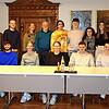 Bürgermeister Johannes Moser (hinten von links) sowie die Paten des Jugendgemeinderats, Tim Strobel, Ines Lutz und Martin Schoch mit den ...