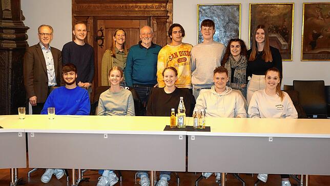 Bürgermeister Johannes Moser (hinten von links) sowie die Paten des Jugendgemeinderats, Tim Strobel, Ines Lutz und Martin Schoch mit den ...