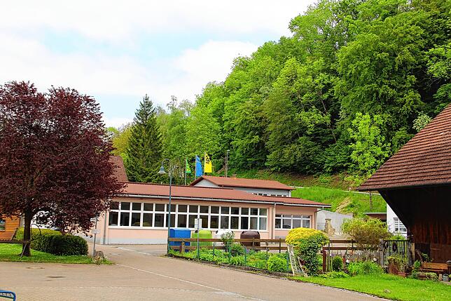 Die ehemalige Schule dient als Gemeindezentrum.