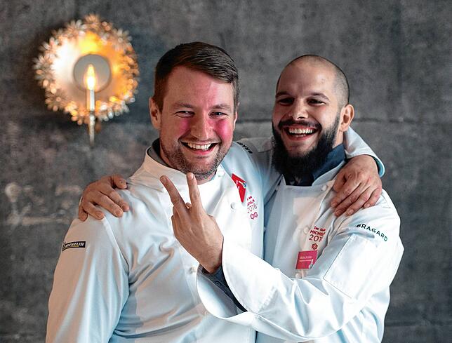 Sebastian Frank (links), Küchenchef des Berliner Restaurants „Horváth“ bei seiner Auszeichnung mit dem Michelin-Stern, neben seinem ...