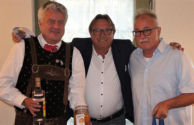 Raimund Boltz (Mitte) und Markus Wolkersdorfer (links) aus Purkersdorf mit dem Vorsitzenden des Bad Säckinger Freundeskreises ...