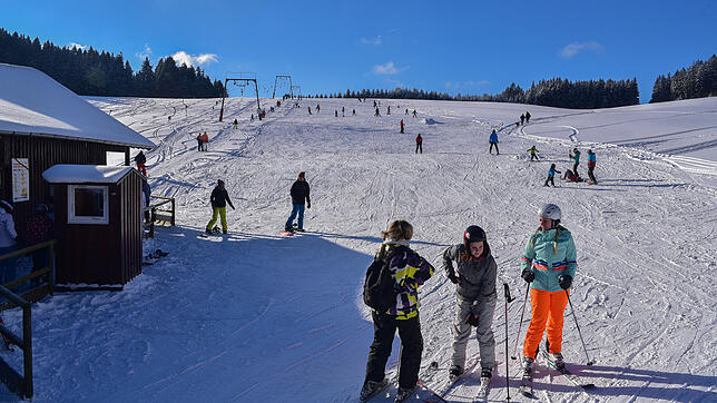 Es vergnügen sich zahlreiche Ski- und Snowboardfahrer am Brigachlift (Archivbild).