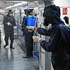 Mitarbeiter der Stadtverwaltung von Teheran reinigen eine U-Bahn, um die Ausbreitung der neuen Krankheit Coronavirus in einem der ...