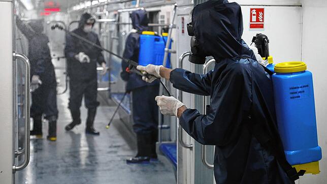 Mitarbeiter der Stadtverwaltung von Teheran reinigen eine U-Bahn, um die Ausbreitung der neuen Krankheit Coronavirus in einem der ...