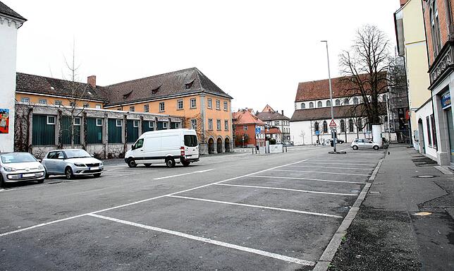 Als wäre die Ausgangssperre schon verhängt: Nur vereinzelt sind Menschen auf der Straße. So viele freie Parkplätze auf dem Stephansplatz ...