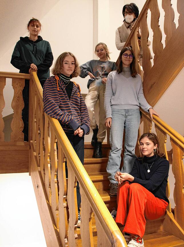 Für das tägliche Fitnessprogramm der Internatsschülerinnen, hier von links) Frida, Amélie, Yolande, Hannah, Matilda und Erzieherin Viola ...