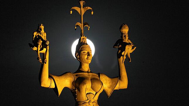 Eine Heilige war die echte Imperia nicht &ndash; auch wenn es auf diesem Archivbild so wirkt, als hätte die nach ihr benannte Statue ...