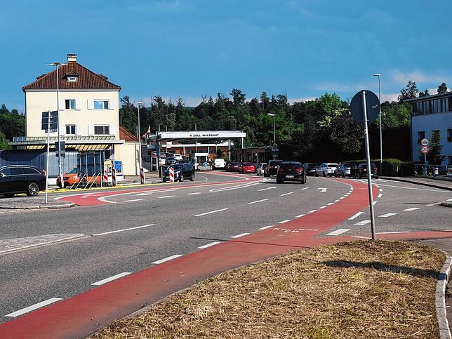 Am Zoll weist der Radweg Richtung Koblenz, aber er ist teils von Schweizer Einkaufstouristen zugeparkt.