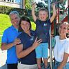 Markus und Anna Struck haben mit ihrem dreijährigen Sohn Bastian und der 20-jährigen Gaelle Raillard aus La Roche sur Foron (von links) ...