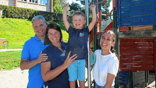 Markus und Anna Struck haben mit ihrem dreijährigen Sohn Bastian und der 20-jährigen Gaelle Raillard aus La Roche sur Foron (von links) ...