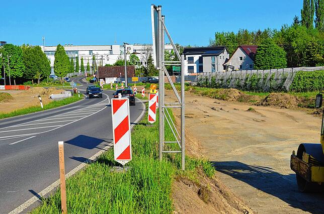 An die Nordseite der Kreisstraße 7742 nach Raderach kommt ein Streifen für den Fahrradverkehr.