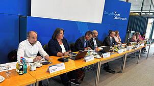 Bernd Göggel (von links), Leiter des Straßenbauamtes, und Silke Lanninger, Dezernentin für den Ländlichen Raum, erklären den Kreisräten, ...