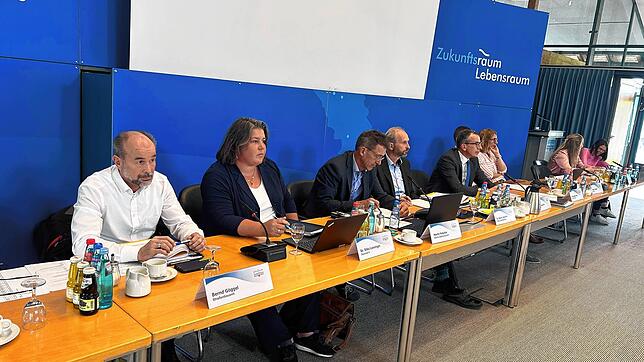 Bernd Göggel (von links), Leiter des Straßenbauamtes, und Silke Lanninger, Dezernentin für den Ländlichen Raum, erklären den Kreisräten, ...