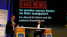 Bild : Zum Nachschauen: Medienexperte Andre Wolf klärt beim VS-Forum über Desinformation auf