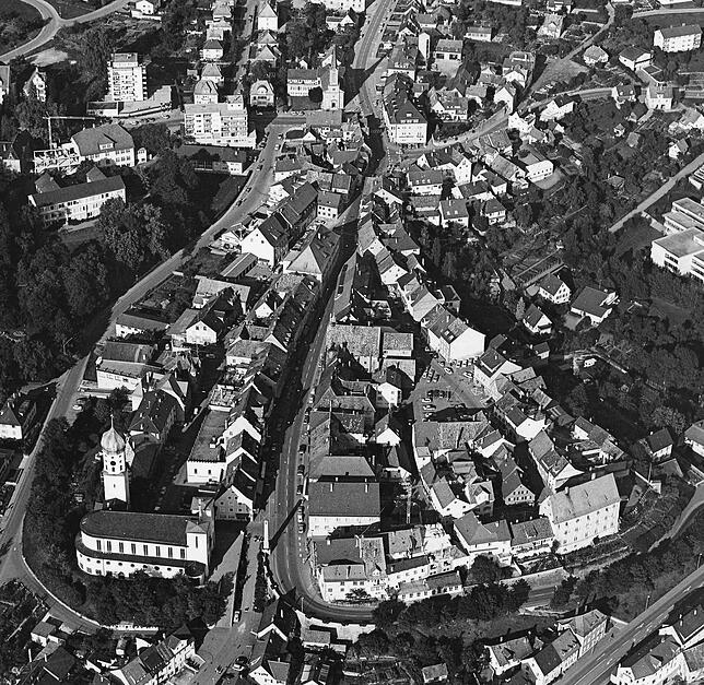 Die Stockacher Oberstadt im September 1979 mit St. Oswald links und Parkplätzen auf dem Gustav-Hammer-Platz.