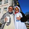 Freuten sich riesig über die Nudelsuppe: Laura (links) und Leonie Sinn aus Mühlhofen, die ihre Narrensuppe im Sternen im Häs abholten.