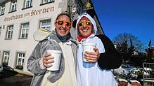 Freuten sich riesig über die Nudelsuppe: Laura (links) und Leonie Sinn aus Mühlhofen, die ihre Narrensuppe im Sternen im Häs abholten.