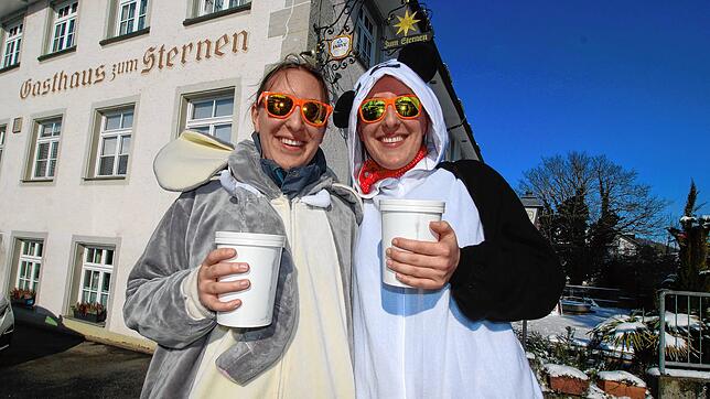 Freuten sich riesig über die Nudelsuppe: Laura (links) und Leonie Sinn aus Mühlhofen, die ihre Narrensuppe im Sternen im Häs abholten.