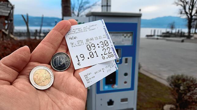 Wer nur kurz etwas erledigen will, kann per grüne Taste 30 Minuten gratis parken. Wer länger parkt, zahlt für die halbe Stunde am Seeum ...