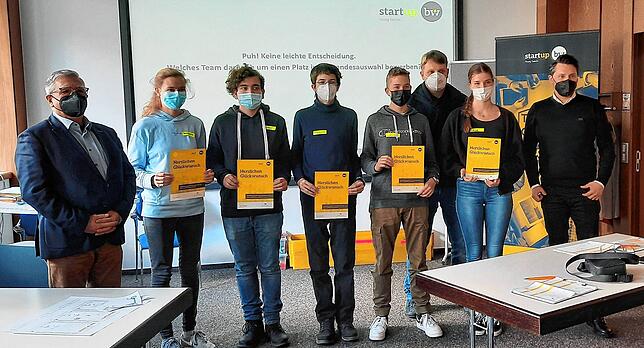 Die Gewinner des zweiten Workshoptages mit der Jury. Von links Jurymitglied Manfred Scherer, Katarina Dorer, Phileas Schwarz, Alexander ...