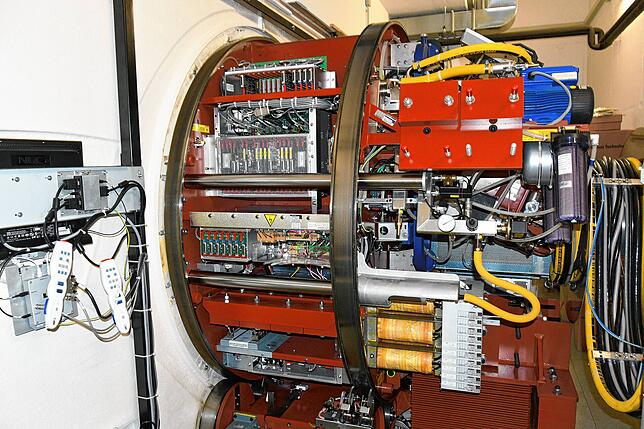 So sieht der Linearbeschleuniger in der Singener Praxis des Strahlenmediziners Johannes Lutterbach von hinten aus: Dieser Teil des ...