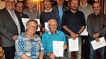 Erich Gießler (sitzend) wurde für 40-jährige CDU-Mitgliedschaft geehrt, neben ihm Gabriele Schmidt. Hinten die Geehrten für ...