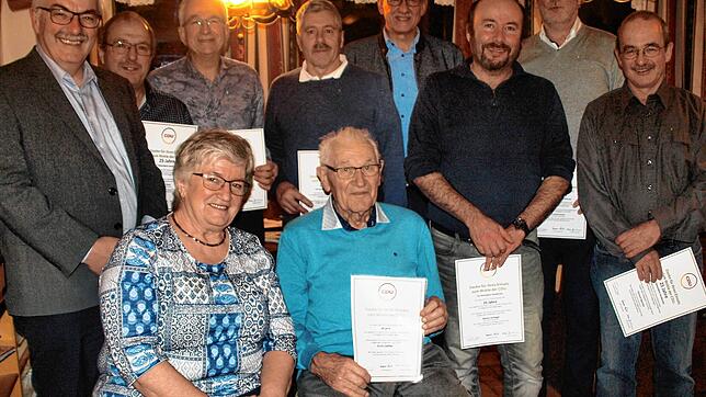 Erich Gießler (sitzend) wurde für 40-jährige CDU-Mitgliedschaft geehrt, neben ihm Gabriele Schmidt. Hinten die Geehrten für ...