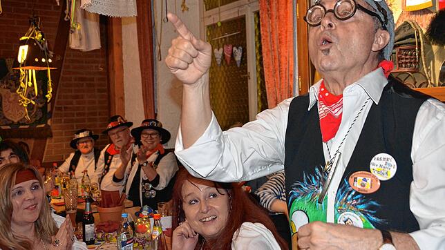 Närrische Stimmung und Spaß erleben die Besucher in vielen Villinger Fastnachtskneipen. Wer Glück erlebt wie hier im Stüble der ...