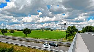 Die PV-Anlage soll auf der Grünfläche, von Donaueschingen kommend rechts der B27 liegend entstehen.