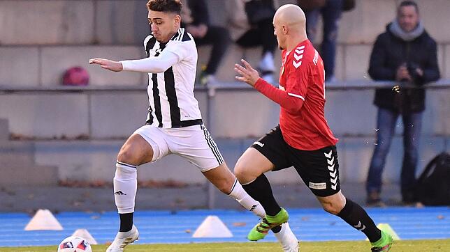 Große Schritte: Während Angelo Armenio (links) und der SV 08 Laufenburg gegen den VfR Bad Bellingen die Tabellenspitze verteidigen ...