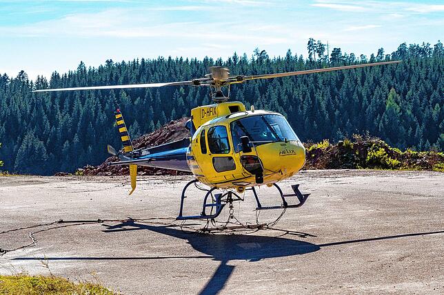 Der Helikopter beim Start von seinem Tankplatz beim Steinbruch im Groppertal.