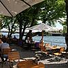 In der Region gibt es viele schöne Biergärten mit toller Aussicht auf bergige Landschaften oder den Bodensee – wie hier im Constanzer ...