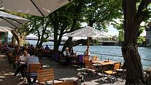 In der Region gibt es viele schöne Biergärten mit toller Aussicht auf bergige Landschaften oder den Bodensee – wie hier im Constanzer ...
