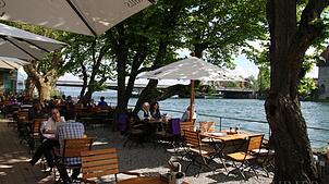 In der Region gibt es viele schöne Biergärten mit toller Aussicht auf bergige Landschaften oder den Bodensee – wie hier im Constanzer ...