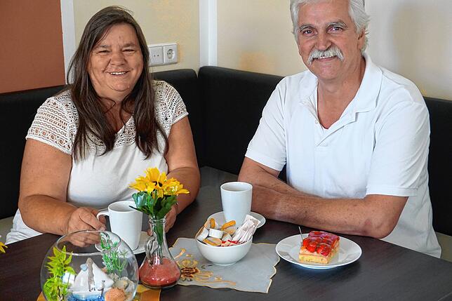Ob Capuccino, großer Kaffee oder Latte: Mit dem Stück Erdbeertorte kostet das Gedeck 4,30 Euro.