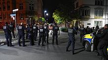 Nach den Krawallen während der langen Kulturnacht 2023 postieren sich Polizei und Kommunaler Ordnungsdienst in der Schwenninger Innenstadt.