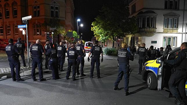 Nach den Krawallen während der langen Kulturnacht 2023 postieren sich Polizei und Kommunaler Ordnungsdienst in der Schwenninger Innenstadt.