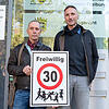 Christian Kronenbitter (l) und Erich Maier Mitte Oktober vor dem Verwaltungsgericht in Freiburg. Dort wird über mehrere von der ...