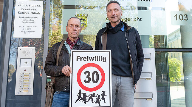 Christian Kronenbitter (l) und Erich Maier Mitte Oktober vor dem Verwaltungsgericht in Freiburg. Dort wird über mehrere von der ...