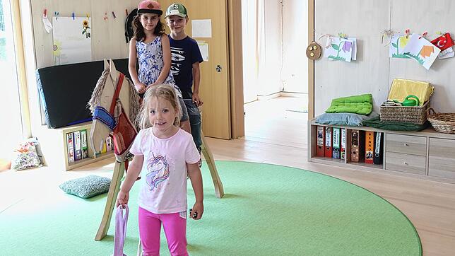 Die neuen Gruppenräume im Erweiterungsbau sind seit Spätsommer in Betrieb. Hier Una, Pia und Noah (von vorne) beim Spielen.