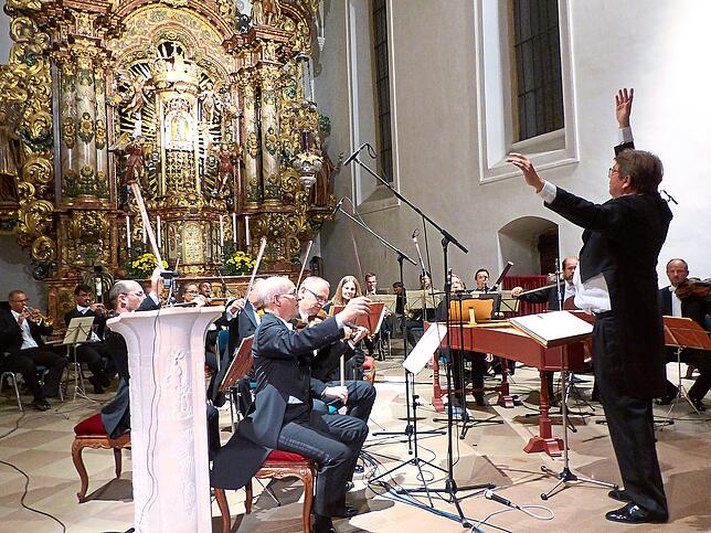 Mit viel Begeisterung musiziert das Barockensemble der Wiener Symphoniker unter der Leitung von Dirigent Christian Birnbaum in der ...