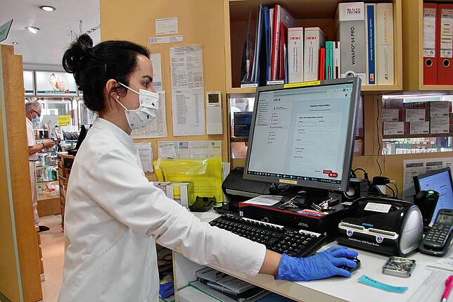 Valerie Aigner von der Paradies-Apotheke zeigt am Computer, wie die Impfausweise erstellt werden. Bis zum Mittwoch hat die Apotheke ...