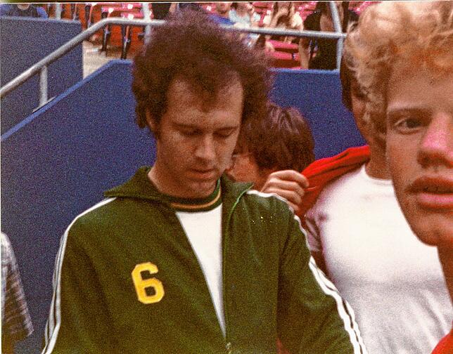 Glassner neben dem jungen Franz Beckenbauer.