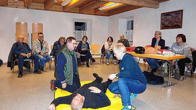 Mediziner Ander Glod (links) demonstriert, was im Notfall zu tun ist. Edeltraud Koch probiert dies aus. Bild: Gerold Bächle