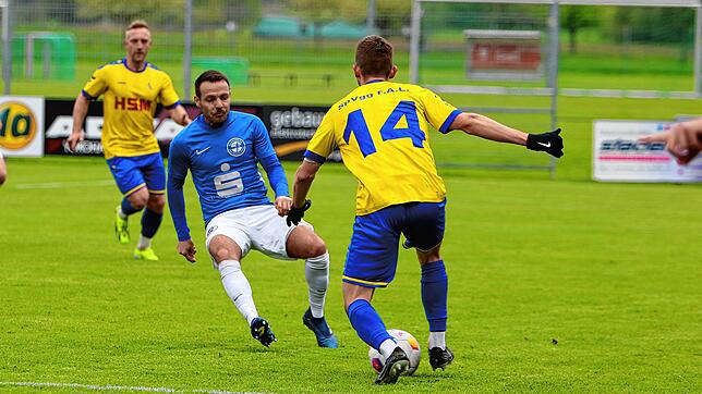 Umkämpftes Duell zwischen der SpVgg F.A.L. (rechts Johannes Reichle, links Kai Huber) und dem Hegauer FV (Dietmar Roth).