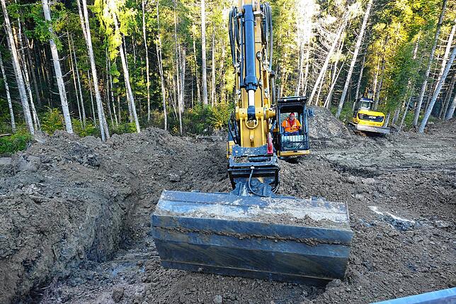 Auch unterhalb der L 170 sind große Maschinen im Einsatz. Beim Abgraben des Erdreiches wird sichtbar, wie viel Wasser aus den ...