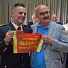 Der scheidende Kommandant Dietmar Müller (rechts) übergibt seinem Nachfolger &bdquo;die Insignien der Macht&ldquo;: Den Rückenkoller des ...
