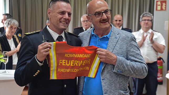 Der scheidende Kommandant Dietmar Müller (rechts) übergibt seinem Nachfolger &bdquo;die Insignien der Macht&ldquo;: Den Rückenkoller des ...