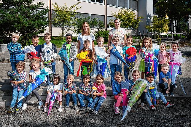 Die Klasse 1a der Peter-Thumb-Schule Hilzingen mit ihren Klassenlehrerinnen Nina Kunz (links) und Sabine Auer (rechts) bei ihrer ...